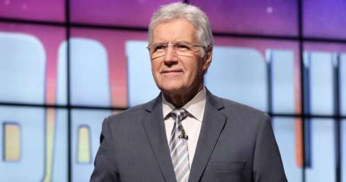 Jeopardy tardif !  l’animateur Alex Trebek reçoit le timbre Forever