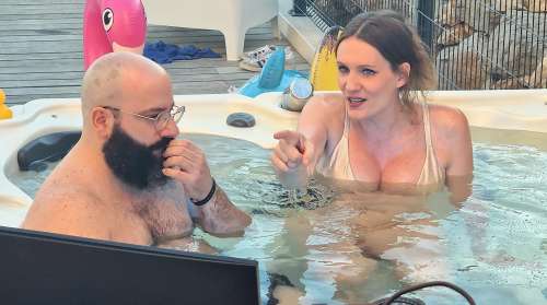 Amouranth battue par le stream jaccuzi d’une française sur Twitch