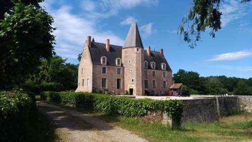 Patrimoine		            Le Petit château d'Autry-le-Châtel est dans la famille de Bertrand Miquel depuis 200 ans