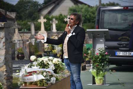 Un dernier adieu à Pascal Danel, dans le Loiret : Laurent Voulzy, famille et admirateurs ont rendu hommage au chanteur