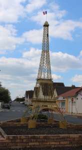 Insolite		            Une Tour Eiffel de 6 mètres de haut à base de matériaux de recyclage réalisée par des agents de la commune d'Avord