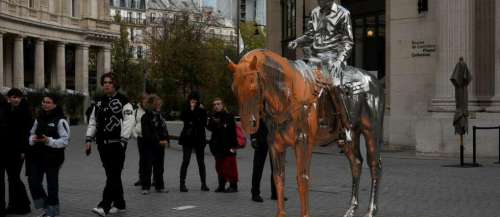 Une sculpture de Charles Ray aspergée de peinture par des écologistes à Paris