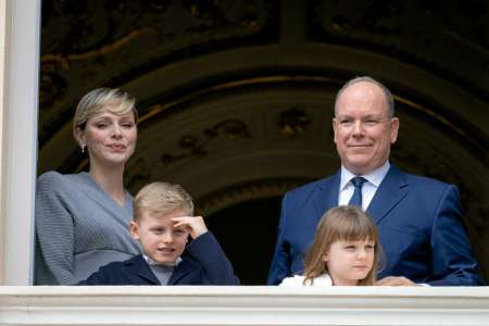 Le prince Albert II décoré à l’Élysée