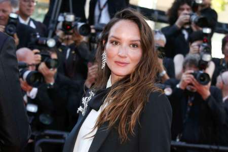 Anaïs Demoustier, enceinte et en costard sur les marches à Cannes