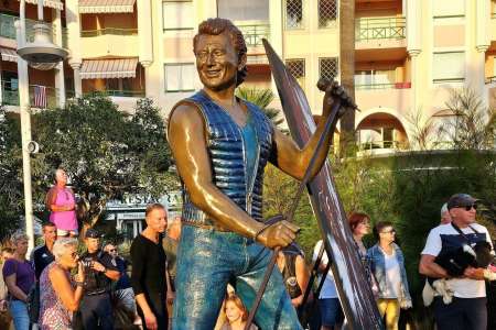  «À Fréjus, la statue de Johnny Hallyday suscite la comparaison avec Franck Dubosc»