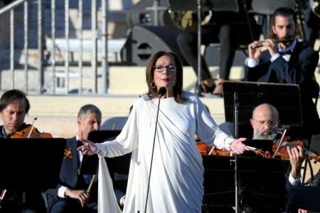 Nana Mouskouri prend sa retraite : « Je ne veux pas tomber sur scène »