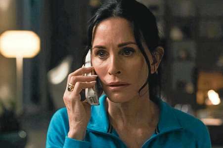  « Courteney Cox réapparaît dans « Scream 7 » : elle est de retour ! »

Ou similaire : « Scream 7 : Courteney Cox reprend son rôle emblématique ! »