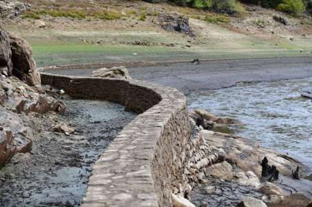 Ce village englouti par les eaux d'un barrage refait surface en Haute-Loire (en images)