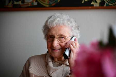 Portrait	            À 102 ans, l'ancienne résistante, Mélanie Volle, va porter la flamme olympique des JO de Paris