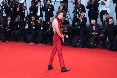 Timothée Chalamet (Dune) sur un tapis rouge à Venise : son look divise les internautes