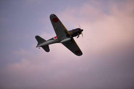 Hanté par de terribles cauchemars, un petit garçon pense être la réincarnation d’un pilote de la Seconde Guerre mondiale