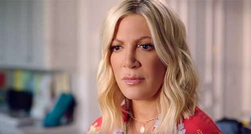 Beverly Hills : « Je ne pouvais pas me regarder » : cette rare confidence de Tori Spelling