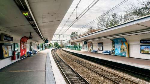 Une femme meurt poussée sur les rails du RER B à Paris, le suspect interpellé