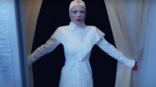 « Je suis une p*te ! », Julia Fox, ex de Kanye West, crée la surprise avec son clip provocant