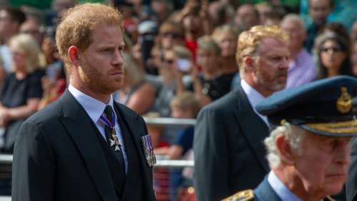 Prince Harry et Charles III en froid, un membre du personnel royal balance !