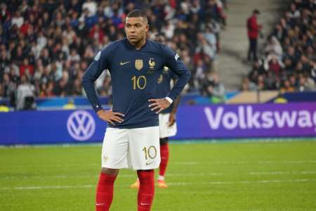 Euro 2024 : l'équipe de France qualifiée pour les quarts de finale, mais moquée par les internautes