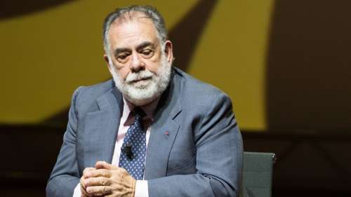 Francis Ford Coppola en pleine polémique, des vidéos du producteur tentant d'embrasser des figurantes dévoilées