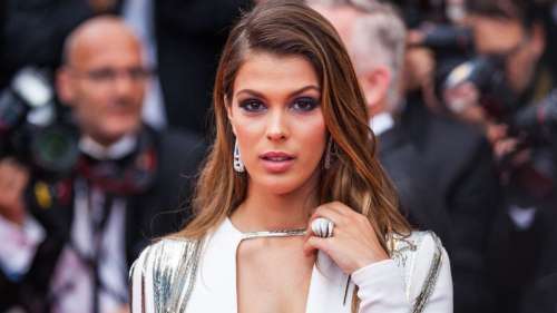 Iris Mittenaere affiche son corps de rêve dans un maillot asymétrique à Saint-Tropez