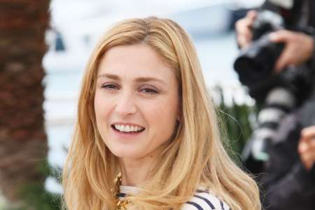 À 52 ans, Julie Gayet, l'épouse de Hollande, se confie sans filtre : 