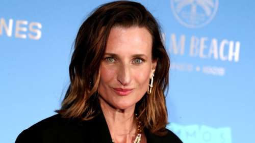 À 45 ans, Camille Cottin très sensuelle dans un top transparent : 