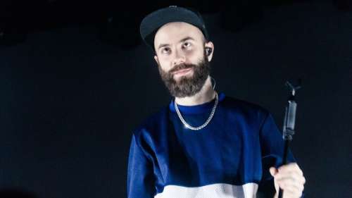 Le chanteur Woodkid mordu par une araignée violoniste, il se fait soigner dans un hôpital d'une série mythique