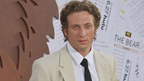 Jeremy Allen White pose torse nu et enflamme la toile, 