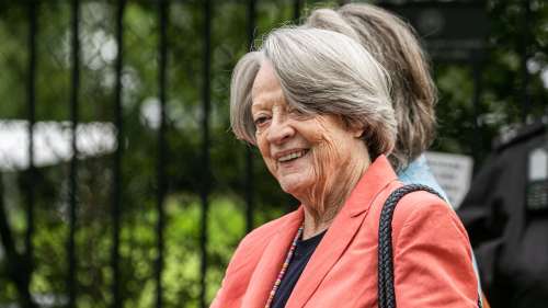  «Maggie Smith : Découvrez sa charmante demeure de briques rouges et ses 5 chambres»