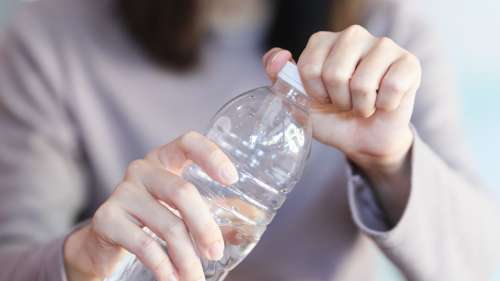 Ne faites plus cette erreur avec vos bouteilles d’eau ouvertes, selon Jimmy Mohamed