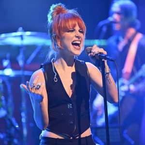 Hayley William interrompt le concert de Paramore pour arrêter un combat : « Got Me Up Here Acting Like a Teacher »