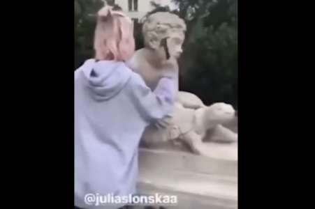 [Vidéo] Une ado (stupide) détruit une statue pour gagner des abonnés Instagram