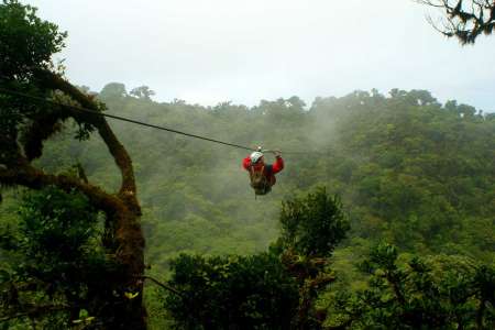 Tyrolienne au-dessus de la forêt tropicale du Costa Rica