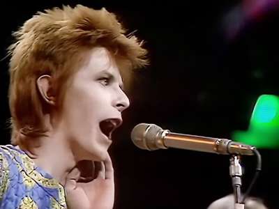 Regardez une version améliorée de la performance Top Of The Pops de David Bowie de « Starman »