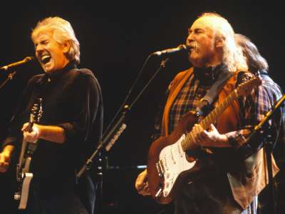 Graham Nash et Stephen Stills rendent hommage à David Crosby