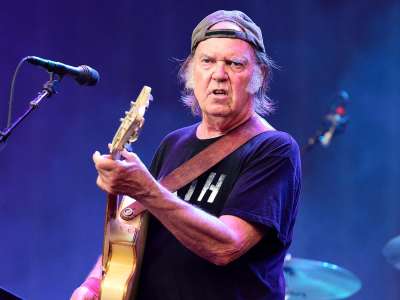 Regardez Neil Young se produire en direct pour la première fois depuis plus de quatre ans