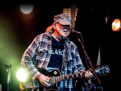 Regardez Neil Young et Crazy Horse ajouter le couplet manquant à “Cortez The Killer”