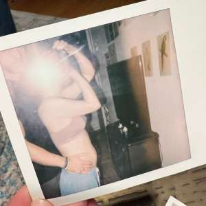 Kaley Cuoco, enceinte, montre son ventre nu : photo
