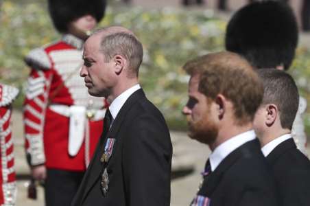 Le prince William ignore les questions sur les mémoires de Harry : détails