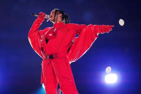 Rihanna fait tomber la baraque avec un spectacle à la mi-temps