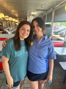 Pourquoi Lana Del Rey travaille-t-elle dans un Waffle House en Alabama ?