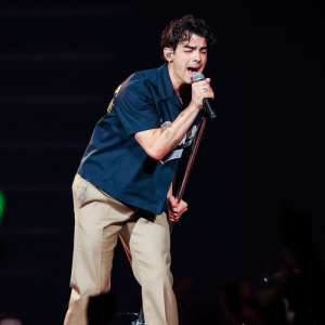 Les parents de Joe Jonas sont surpris en train de devenir émus pendant qu’il chante “Hesitate”