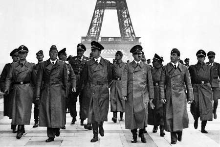 Des photographies rares d'Hitler à Paris entrent à la BnF