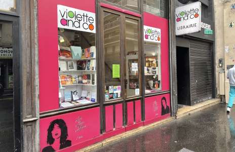 Un collectif oeuvre à la renaissance de Violette and Co, la librairie féministe