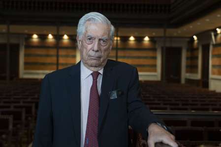 Mario Vargas Llosa élu au fauteuil 18 de l'Académie française