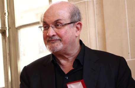 Salman Rushdie poignardé lors d'une conférence