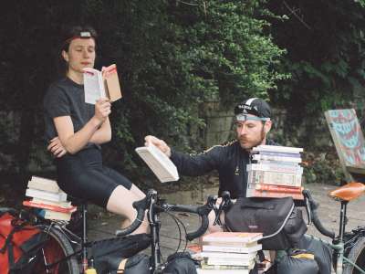 Un voyage à vélo d'Europe vers l'Asie, à travers les librairies