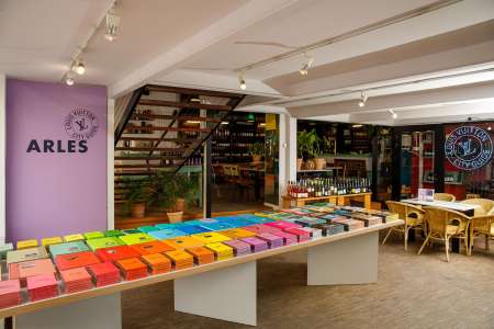 Louis Vuitton célèbre l'été à Arles et en librairie, chez un caviste