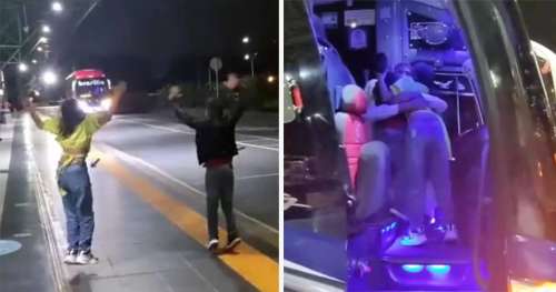Deux enfants surprennent leur père chauffeur de bus au terminus pour fêter ensemble la nouvelle année