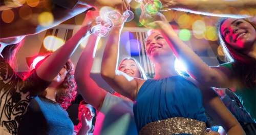 Cinq filles posent pour la photo de leur bal de fin d’année, mais un détail caché provoque un tollé sur Internet