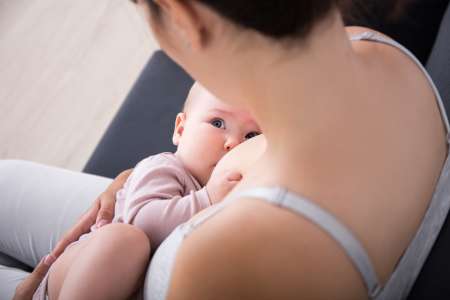 Une mère affiche une photo de son enfant en train d’être allaité en public – elle répond enfin à toutes les réactions