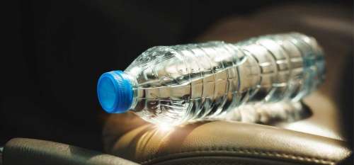 Si vous voyez une bouteille d’eau en plastique sur le capot de votre voiture, voici ce que cela peut signifier d’inquiétant